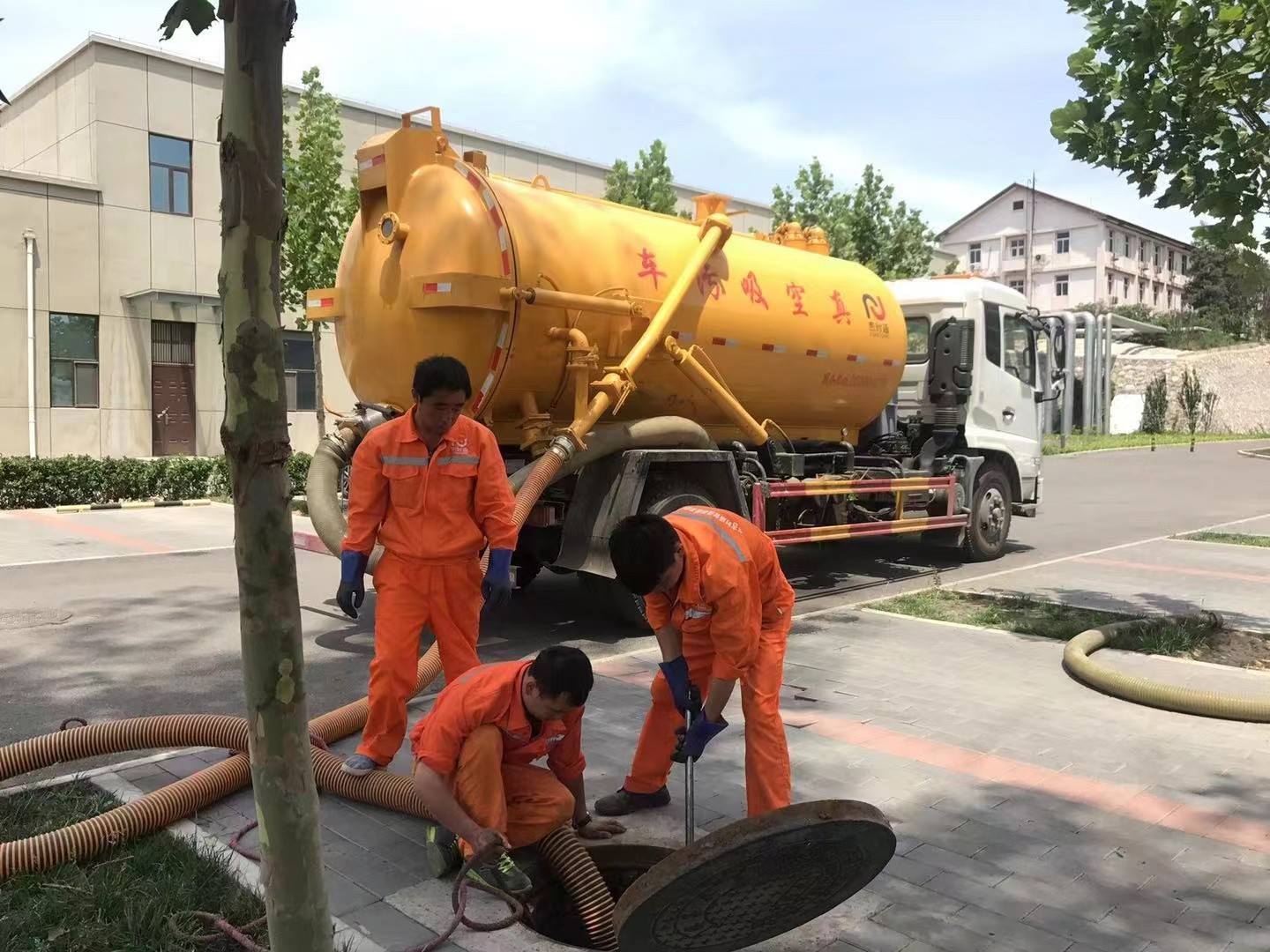 松柏镇化粪池清理与5-8吨吸粪车施工效率分析